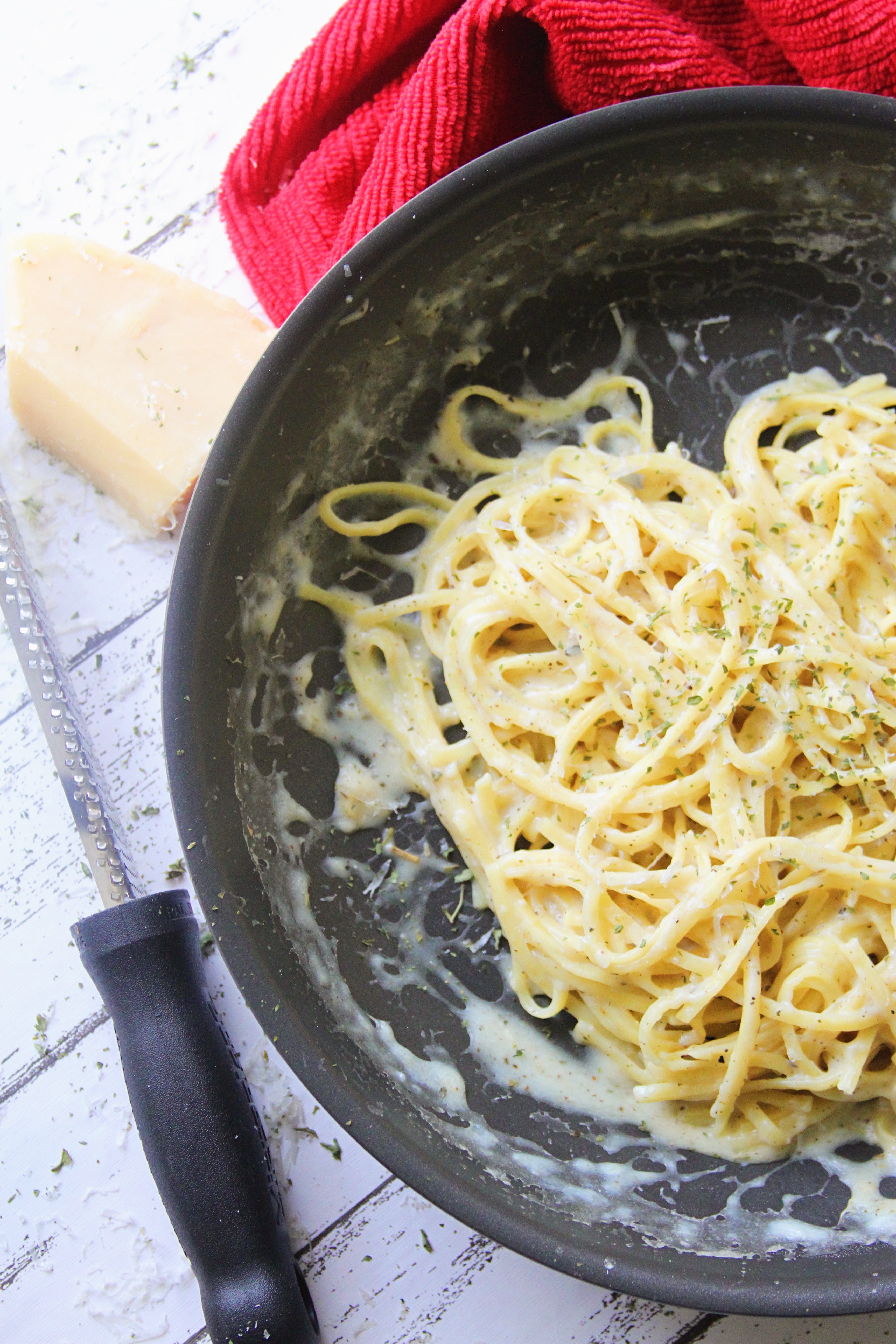 Jumpstart your New Year with my Skinny Alfredo Sauce (Low Fat) - It so easy to make and only requires very few ingredients! Butter, Garlic, Flour, Skim Milk, and Parmesan Cheese| Margaritasontherocks.com